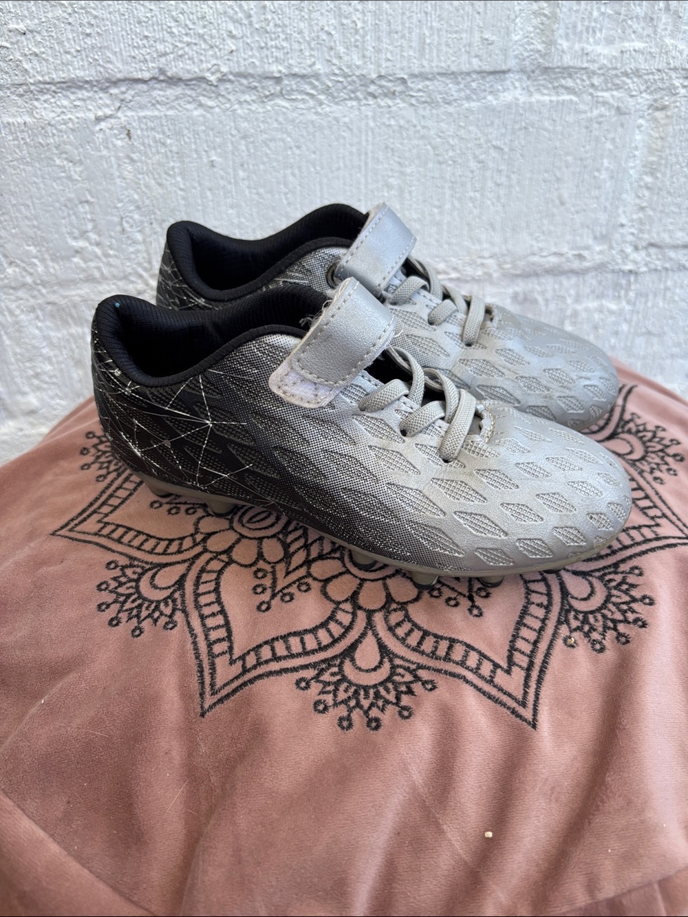 Deja Tu Huella Youth Kids Lightweight Gray and Black Soccer Cleats sz 12